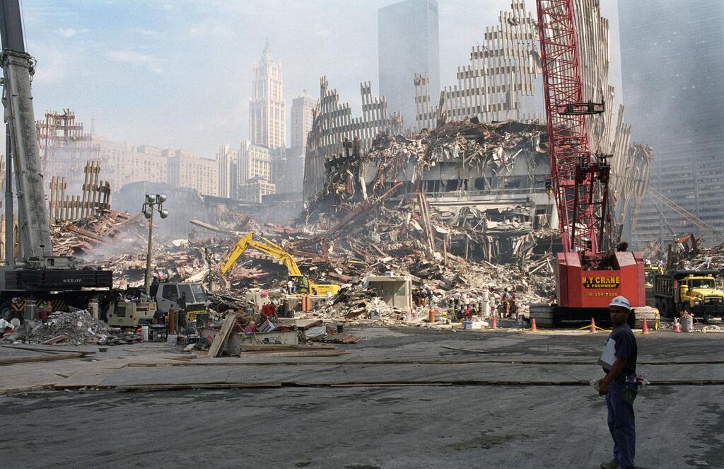 Le secrétaire général de ONU, Kofi Annan, s'est rendu sur le site du World Trade Center à Lower Manhattan, où des tôles tordues et des décombres jonchent le sol, au milieu des grues et des camions.