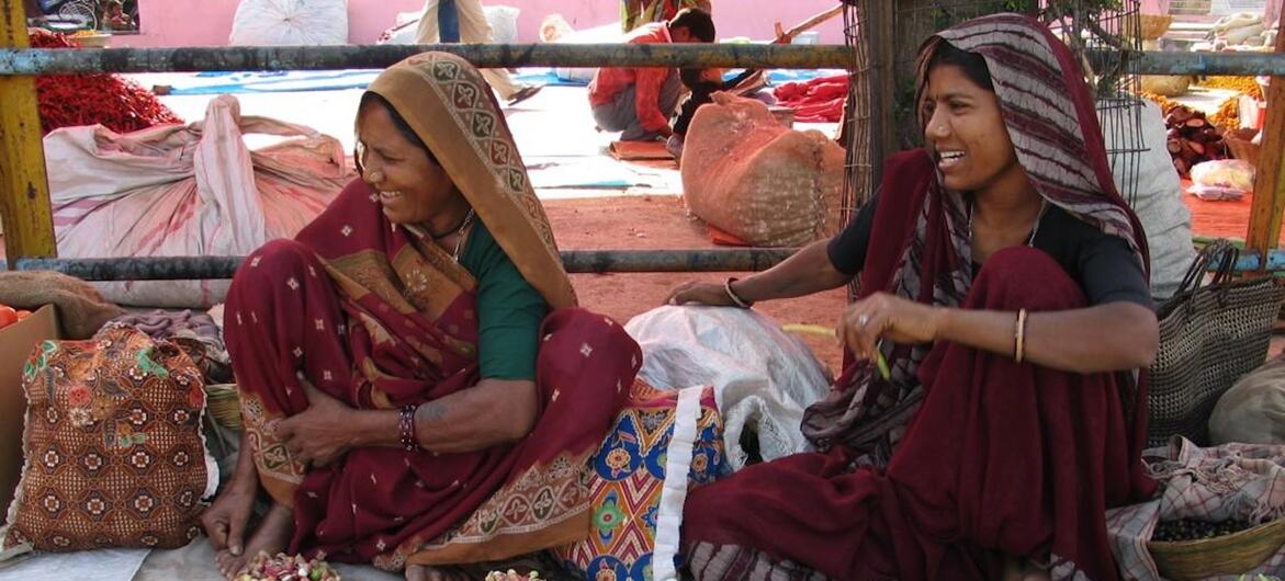 कृषि-जैव विविधता और स्थानीय खाद्य अर्थव्यवस्थाओं को बनाए रखने में योगदान देती महिला किसान.