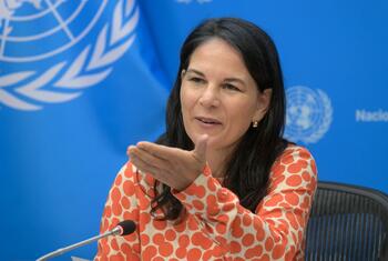 Annalena Baerbock, présidente de la 80e session de l'Assemblée générale des ONU , prend la parole au micro, le drapeau de ONU figurant en arrière-plan.