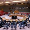 Des délégués assis autour de la table en forme de fer à cheval dans la salle du Conseil de sécurité des Nations Unies lors d'une réunion sur la situation au Moyen-Orient et en Syrie.