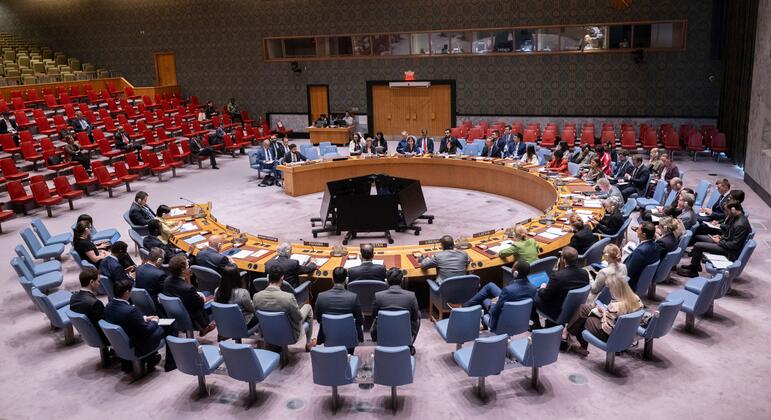 Des délégués assis autour de la table en forme de fer à cheval dans la salle du Conseil de sécurité des Nations Unies lors d'une réunion sur la situation au Moyen-Orient et en Syrie.