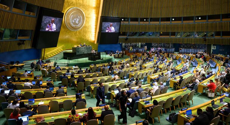Ukumbi wa kikao cha Baraza Kuu UMOJA WA MATAIFA huko New York umejaa wajumbe walioketi kwenye madawati yaliyopinda, wakitazama jukwaa la kati chini ya nembo UN kwenye ukuta wa dhahabu.