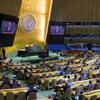 منظر بزاوية واسعة لقاعة الجمعية العامة United Nations خلال اختتام الدورة الثمانين وافتتاح الدورة الحادية والثمانين، مع جلوس المندوبين في صفوف منحنية تواجه المنصة أسفل شعار الأمم المتحدة .