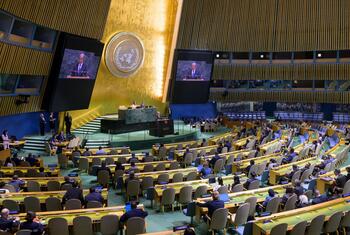 منظر بزاوية واسعة لقاعة الجمعية العامة United Nations خلال اختتام الدورة الثمانين وافتتاح الدورة الحادية والثمانين، مع جلوس المندوبين في صفوف منحنية تواجه المنصة أسفل شعار الأمم المتحدة .