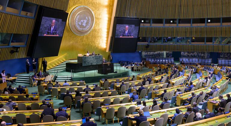 منظر بزاوية واسعة لقاعة الجمعية العامة United Nations خلال اختتام الدورة الثمانين وافتتاح الدورة الحادية والثمانين، مع جلوس المندوبين في صفوف منحنية تواجه المنصة أسفل شعار الأمم المتحدة .