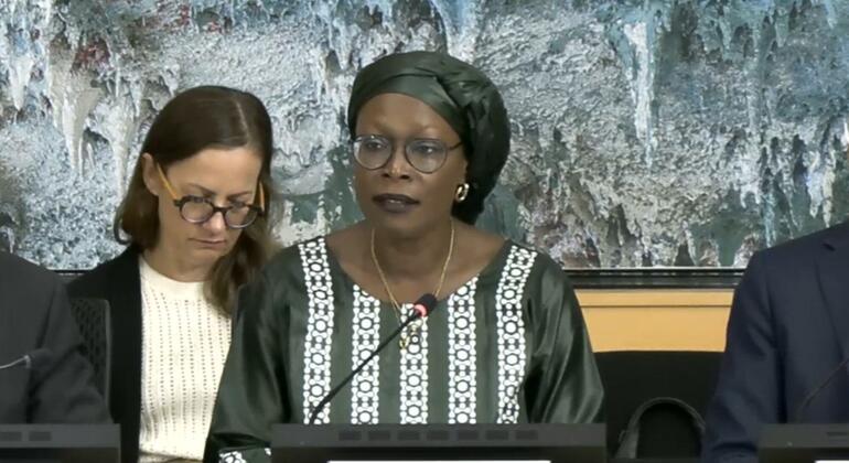 La Haut-Commissaire adjointe aux droits de l'homme du HCDH prend la parole à la tribune lors d'une réunion du Conseil des droits de l'homme de l'ONU à Genève, assise à côté d'un collègue.