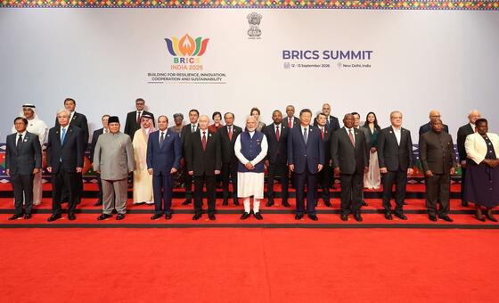 नई दिल्ली में 18वें ब्रिक्स शिखर सम्मेलन के दौरान, ब्रिक्स सदस्य व साझीदार देशों के नेता, विशेष आमंत्रित प्रतिनिधि और अन्तरराष्ट्रीय संगठनों के प्रमुख.