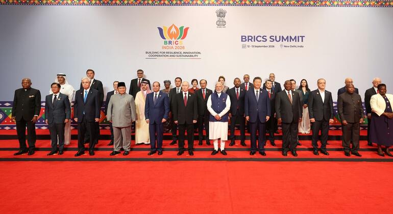 नई दिल्ली में 18वें ब्रिक्स शिखर सम्मेलन के दौरान, ब्रिक्स सदस्य व साझीदार देशों के नेता, विशेष आमंत्रित प्रतिनिधि और अन्तरराष्ट्रीय संगठनों के प्रमुख.