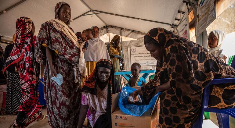 Mothers receive nutritional supplements for children at a refugee settlement in Northern Bahr el Ghazal, South Sudan (UN News story image)