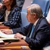 UN سیکرٹری جنرل انتونیو گوٹیرس United Nations اجلاس کے دوران سلامتی کونسل کی میز پر بیٹھے ہوئے سرکاری کاغذات پڑھ رہے ہیں۔
