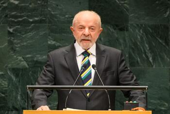 El presidente de Brasil, Luiz Inácio Lula da Silva, interviene desde un podio durante el debate general del 81.º período de sesiones de la Asamblea General de la ONU .