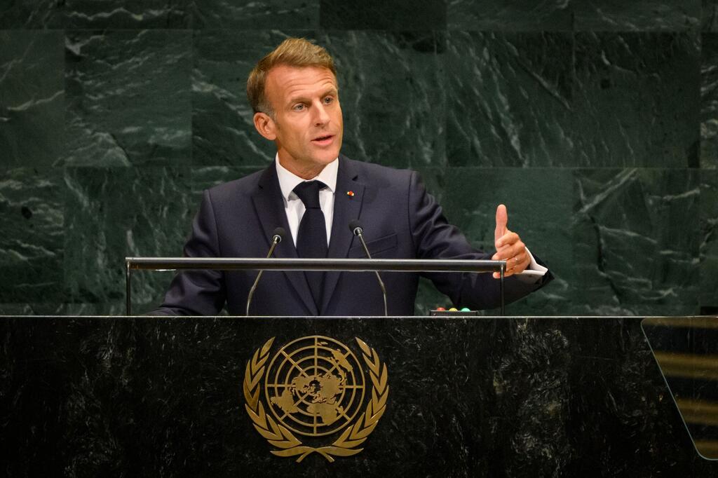Le président français Emmanuel Macron prend la parole depuis une tribune ornée de l'emblème des Nations Unies lors du débat général de la 81e Assemblée générale de ONU .