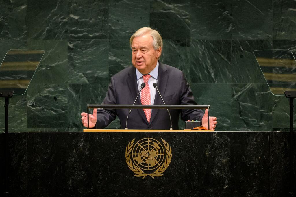 Katibu Mkuu UN António Guterres akizungumza kwenye jukwaa akiwa na maikrofoni mbili dhidi ya mandhari ya marumaru ya kijani wakati wa ufunguzi wa kikao cha 81 cha Baraza Kuu la UN .