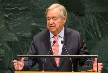 El secretario general de la ONU, António Guterres, pronuncia su discurso desde un podio con dos micrófonos, con un fondo de mármol verde, durante la inauguración del 81.º período de sesiones de la Asamblea General de la ONU .
