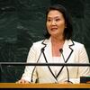 Keiko Sofía Fujimori Higuchi, presidenta de Perú, habla desde un podio de las Naciones Unidas con micrófonos frente a una pared de mármol verde oscuro.