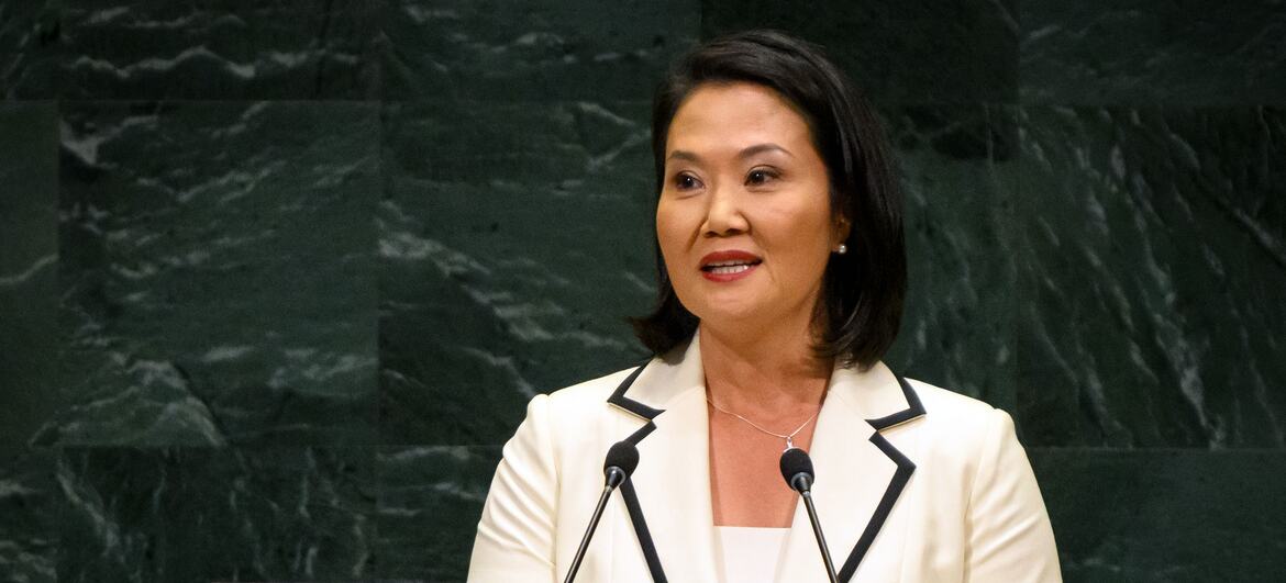Keiko Sofía Fujimori Higuchi, presidenta de Perú, habla desde un podio de las Naciones Unidas con micrófonos frente a una pared de mármol verde oscuro.