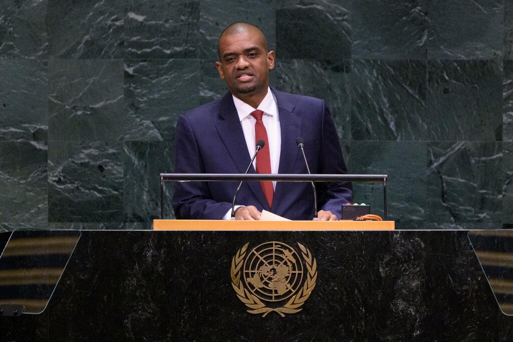 Makamu wa Rais wa Tanzania Deogratius Ndejembi akizungumza kwenye jukwaa lenye nembo ya UMOJA WA MATAIFA wakati wa hotuba rasmi UN .