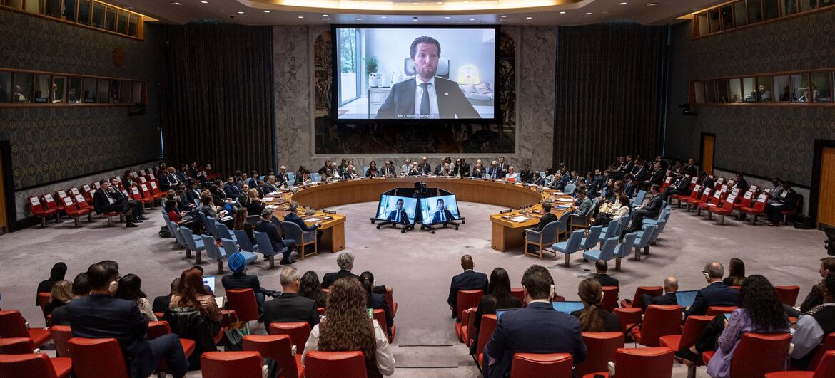 Clément Delangue aparece en las pantallas de vídeo interviniendo en una reunión del Consejo de Seguridad de las Naciones Unidas sobre inteligencia artificial y seguridad internacional.