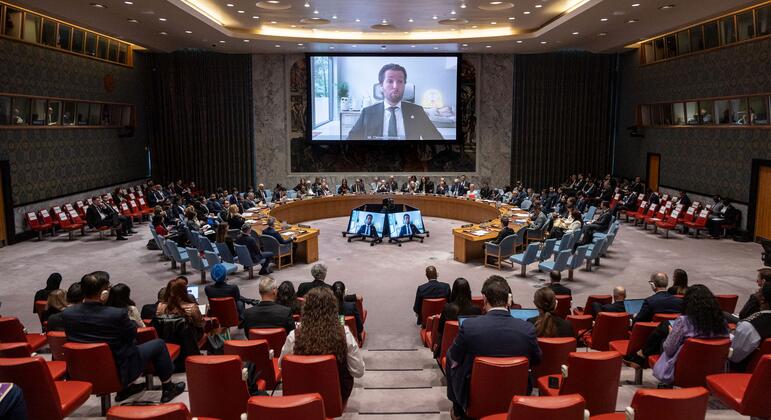Clément Delangue aparece en las pantallas de vídeo interviniendo en una reunión del Consejo de Seguridad de las Naciones Unidas sobre inteligencia artificial y seguridad internacional.