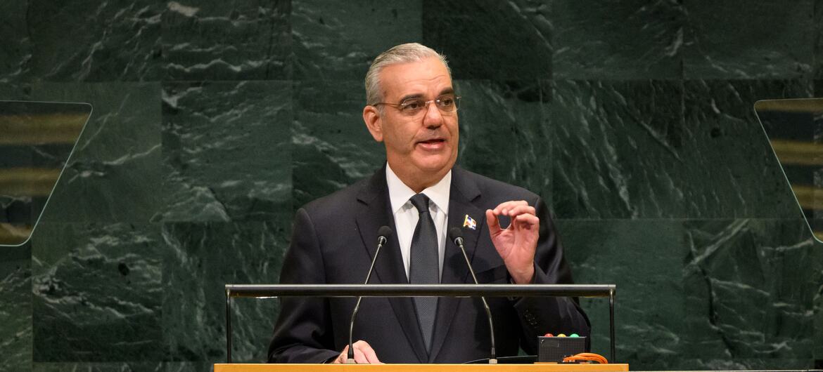 El presidente de la República Dominicana, Luis Abinader, interviene desde un podio que ostenta el emblema de las Naciones Unidas durante el debate general de la 81ª Asamblea General de la ONU .