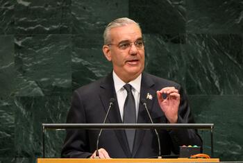 El presidente de la República Dominicana, Luis Abinader, interviene desde un podio que ostenta el emblema de las Naciones Unidas durante el debate general de la 81ª Asamblea General de la ONU .