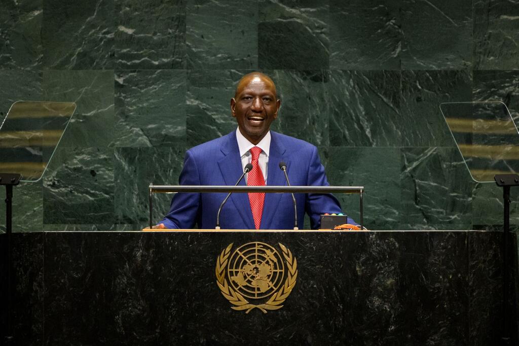 Rais William Samoei Ruto wa Kenya akizungumza kwenye jukwaa lenye nembo ya UMOJA WA MATAIFA wakati wa kikao rasmi UN .