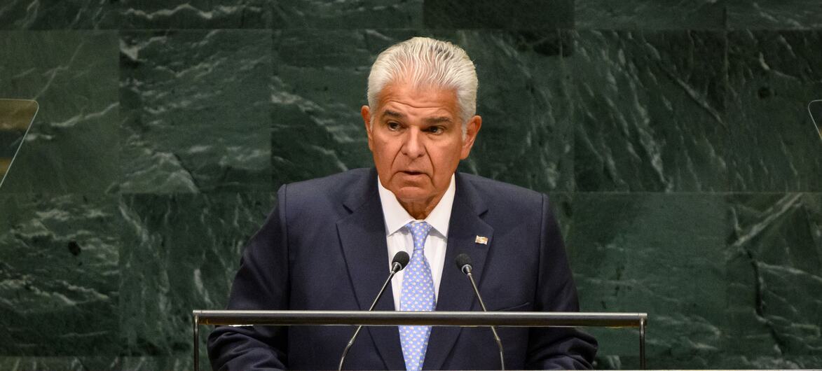 El presidente de Panamá, José Raúl Mulino Quintero, habla desde un podio que ostenta el emblema de las Naciones Unidas , con paredes de mármol verde y micrófonos frente a él.