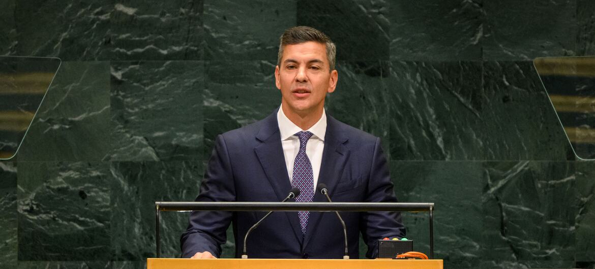 Santiago Peña Palacios, presidente de Paraguay, pronuncia un discurso desde un podio que luce el logotipo de las Naciones Unidas .