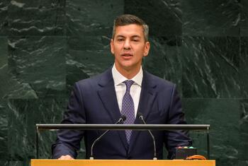Santiago Peña Palacios, presidente de Paraguay, pronuncia un discurso desde un podio que luce el logotipo de las Naciones Unidas .