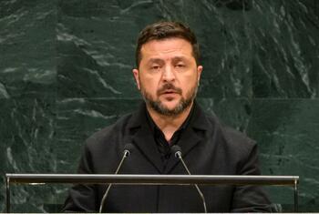 El presidente de Ucrania, Volodymyr Zelenskyy, interviene en una tribuna de las Naciones Unidas durante el debate general del 81.º período de sesiones de la Asamblea General de la ONU .