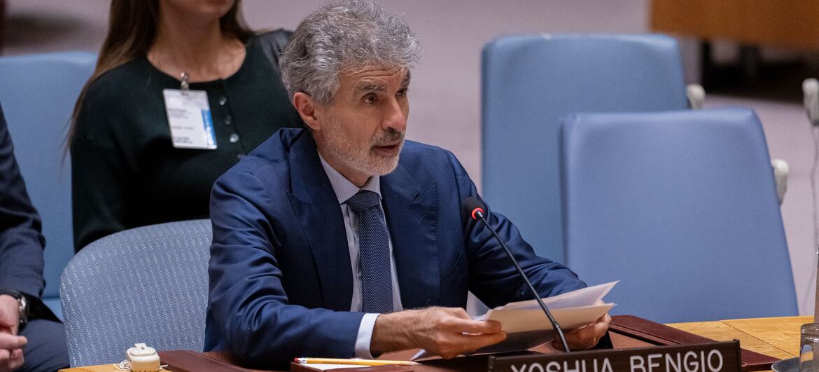 Yoshua Bengio habla por un micrófono en una mesa del Consejo de Seguridad de las Naciones Unidas mientras sostiene unos papeles, con una placa con su nombre delante.
