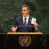 Pedro Sánchez, presidente del Gobierno de España, interviene desde el podio durante el octogésimo primer período de sesiones de la Asamblea General de la ONU , sosteniendo un ejemplar de la Carta de las ONU .
