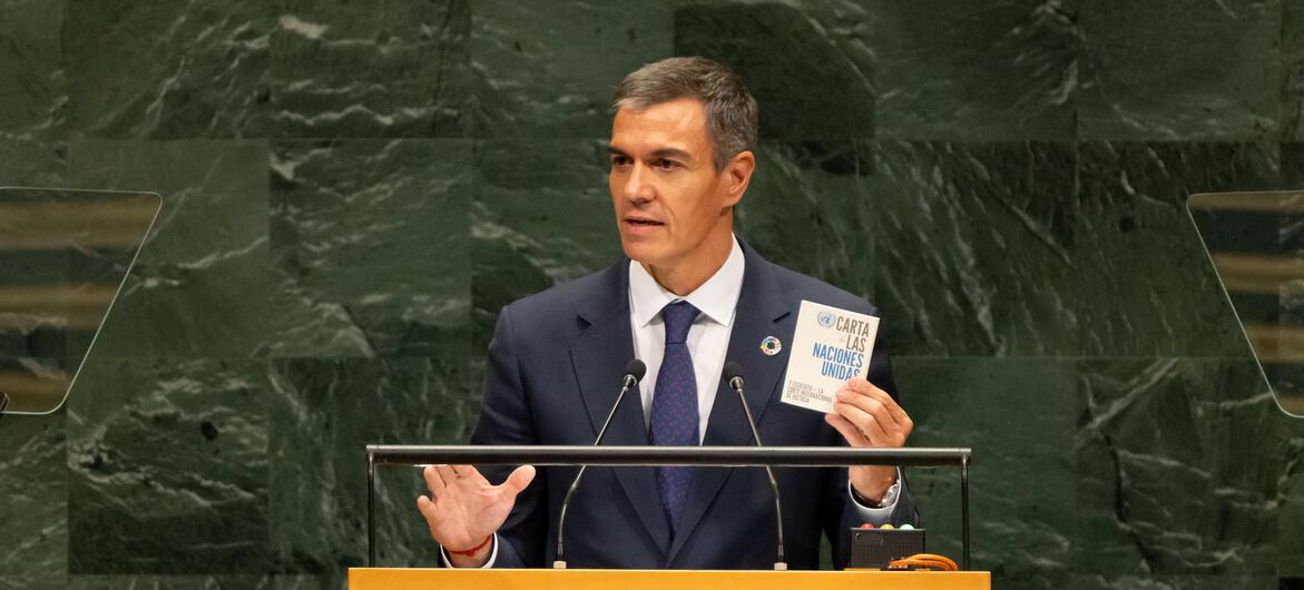 Pedro Sánchez, presidente del Gobierno de España, interviene desde el podio durante el octogésimo primer período de sesiones de la Asamblea General de la ONU , sosteniendo un ejemplar de la Carta de las ONU .