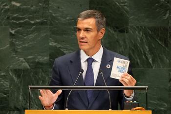 Pedro Sánchez, presidente del Gobierno de España, interviene desde el podio durante el octogésimo primer período de sesiones de la Asamblea General de la ONU , sosteniendo un ejemplar de la Carta de las ONU .