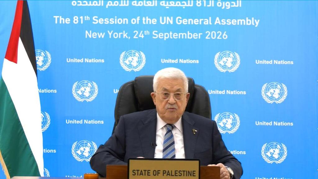 Rais Mahmoud Abbas wa Jimbo la Palestina akihutubia Baraza Kuu UN kutoka jukwaani jijini New York, huku bendera ya Palestina ikionekana upande wake wa kushoto.