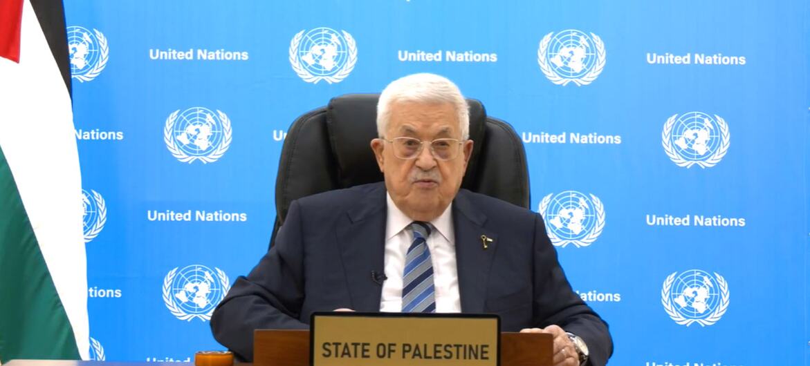 Le président Mahmoud Abbas de l'État de Palestine s'adresse à l'Assemblée générale des ONU depuis une tribune à New York, le drapeau palestinien étant visible à sa gauche.