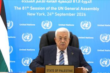 El presidente del Estado de Palestina, Mahmoud Abbas, se dirige a la Asamblea General de la ONU desde un podio en Nueva York, con la bandera palestina visible a su izquierda.