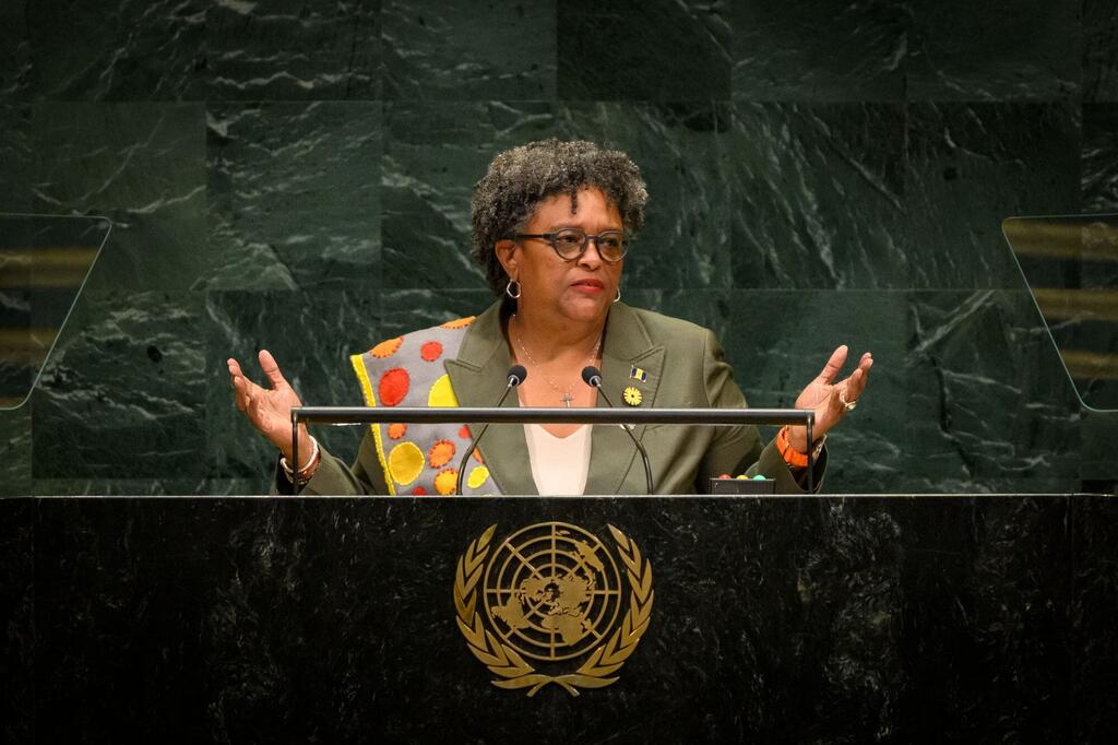 Mia Amor Mottley, Waziri Mkuu wa Barbados, akihutubia Baraza Kuu UMOJA WA MATAIFA kutoka jukwaani.