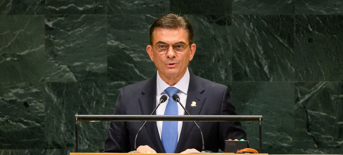 El presidente de Bolivia, Rodrigo Paz Pereira, se dirige a la 81ª sesión de la Asamblea General de las Naciones Unidas desde un podio en Nueva York.