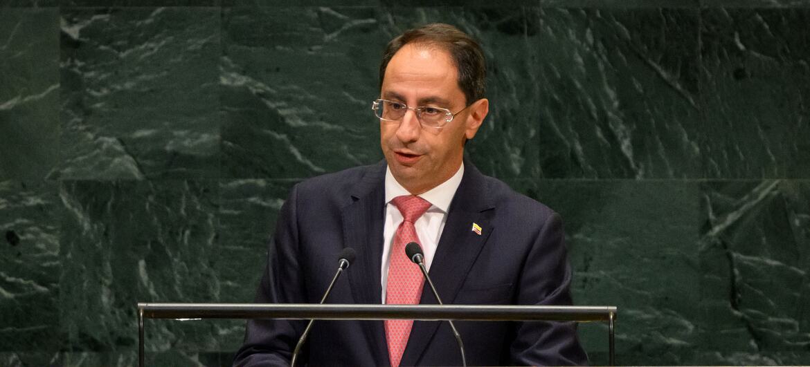 José Manuel Restrepo, vicepresidente de Colombia, se dirige a la Asamblea General de las Naciones Unidas desde un podio que ostenta el emblema de la ONU .