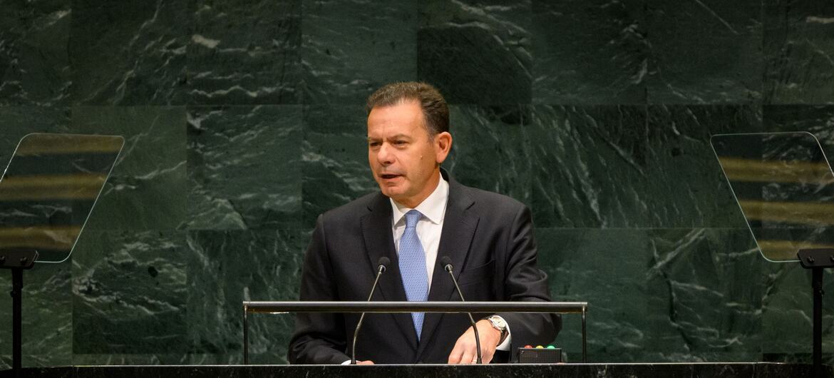 O primeiro-ministro português, Luís Montenegro, discursa num pódio com o emblema das Nações Unidas durante a 81.ª sessão da Assembleia Geral da ONU , em Nova Iorque.