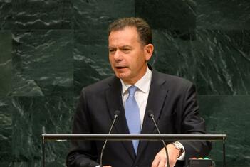 O primeiro-ministro português, Luís Montenegro, discursa num pódio com o emblema das Nações Unidas durante a 81.ª sessão da Assembleia Geral da ONU , em Nova Iorque.
