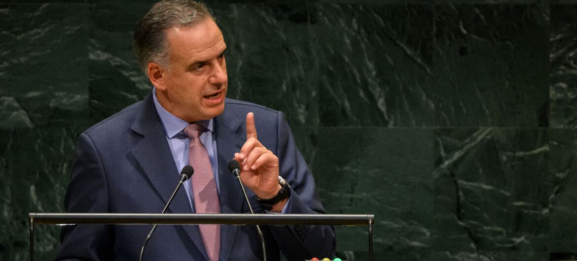 El presidente de Uruguay, Yamandú Orsi, gesticula mientras habla desde un podio de las Naciones Unidas durante el debate general del 81.º período de sesiones de la Asamblea General de la ONU .