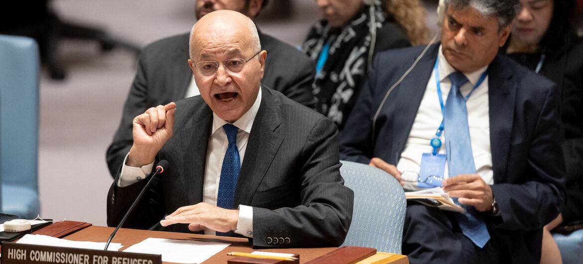 يلقي برهام صالح، المفوض السامي United Nations لشؤون اللاجئين، كلمة أمام مجلس الأمن الأمم المتحدة من على طاولة مزودة بميكروفون ولوحة تحمل اسمه.