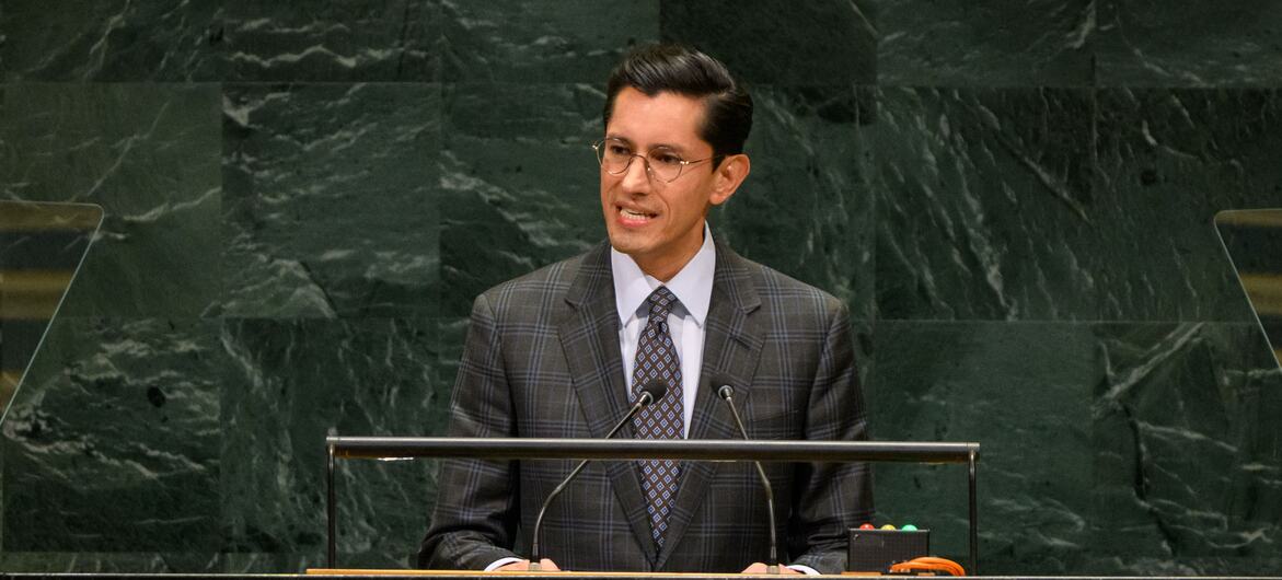 Roberto Velasco Álvarez, ministro de Relaciones Exteriores de México, habla desde un podio con el emblema de las Naciones Unidas durante el 81º período de sesiones de la Asamblea General.