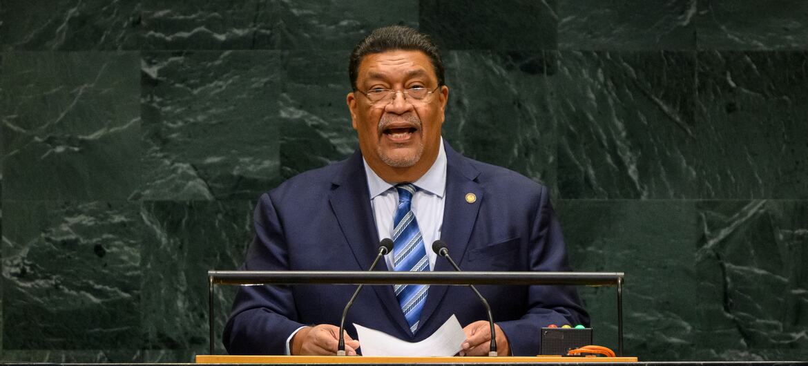 El ministro de Relaciones Exteriores de Nicaragua, Valdrack Ludwing Jaentschke Whitaker, interviene desde un podio que ostenta el emblema de la ONU durante el debate general del 81.º período de sesiones de la Asamblea General de las ONU .