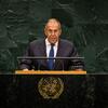 وزير الخارجية الروسي سيرغي لافروف يلقي كلمة رسمية من على منصة تحمل شعار United Nations .