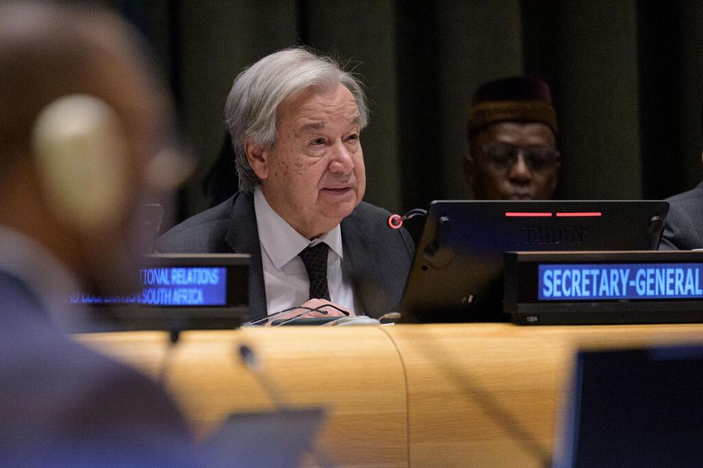 Katibu Mkuu UN António Guterres akizungumza kutoka kwenye dawati la Baraza Kuu UMOJA WA MATAIFA lililoadhimishwa kama Katibu Mkuu wakati wa mkutano wa ngazi ya juu wa kuadhimisha miaka 25 ya Azimio la Durban na Mpango wa Utekelezaji.