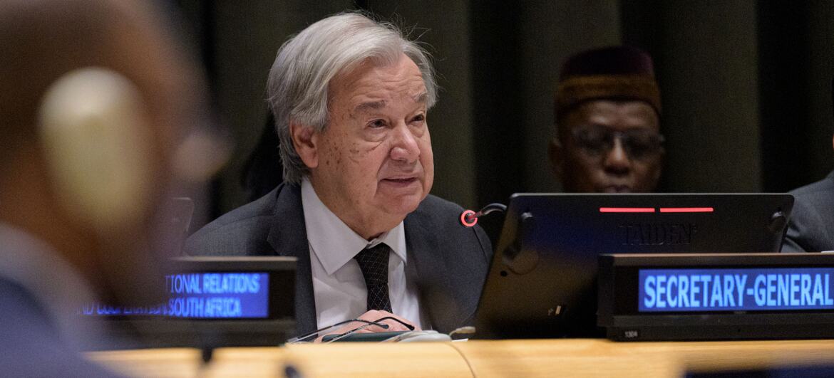 El Secretario General de la ONU, António Guterres, interviene desde un escritorio de la Asamblea General de las Naciones Unidas señalizado como Secretario General durante una reunión de alto nivel que conmemora el 25 aniversario de la Declaración y el Programa de Acción de Durban.