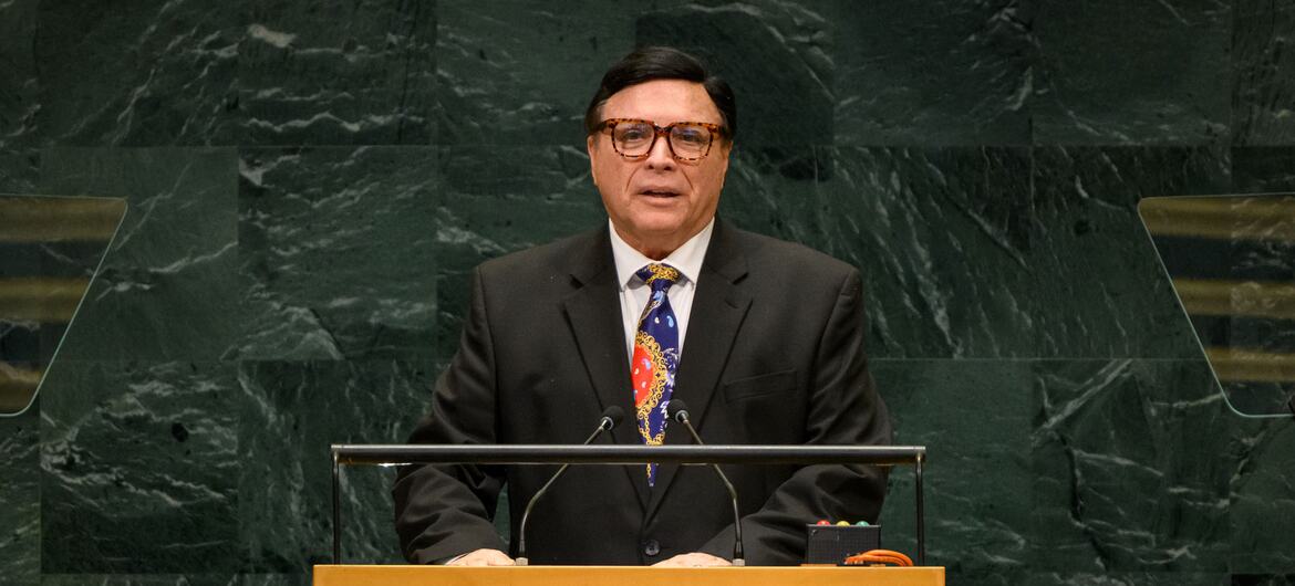 Boris Vasir Marchegiani Carrero, Representante Permanente de Costa Rica ante las Naciones Unidas, se dirige a la octogésima primera sesión de la Asamblea General desde un podio que ostenta el emblema de la ONU .